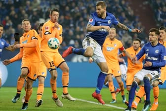 Guido Burgstaller versucht es mit der Hacke: Schalkes österreichischer Stürmer zeigte wieder eine starke Leistung.