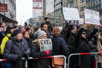 Demonstration aus dem AfD-Umfeld: Bei dem "Frauenmarsch zum Bundeskanzleramt" stehen Gegendemonstranten am Checkpoint Charlie. Mehr als 1000 Menschen haben in Berlin die Demonstration blockiert.