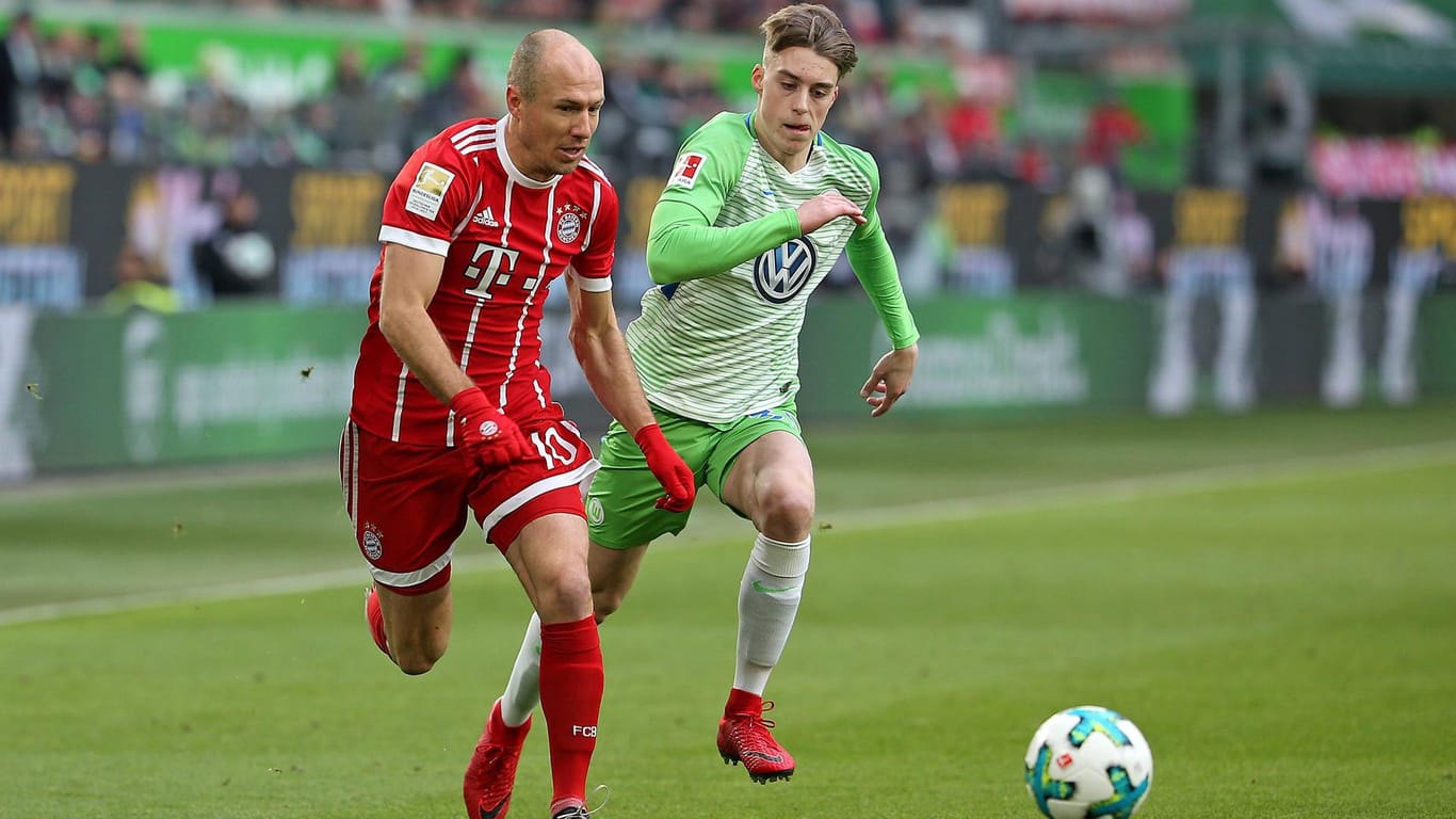 Bayerns Arjen Robben läuft Gian-Luca Itter davon: Der Wolfsburger Verteidiger verursachte später sogar einen Elfmeter.