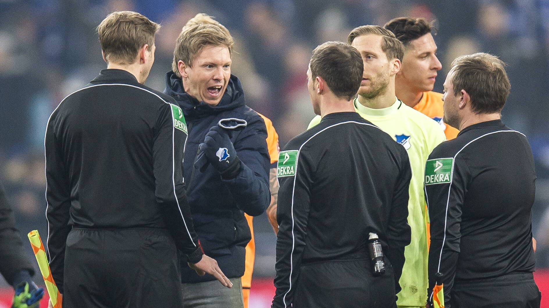 Julian Nagelsmann in Rage: Der Trainer wirft den Schiedsrichtern Beleidigung vor. Julian Nagelsmann in Rage: Der Trainer wirft den Schiedsrichtern Beleidigung vor.