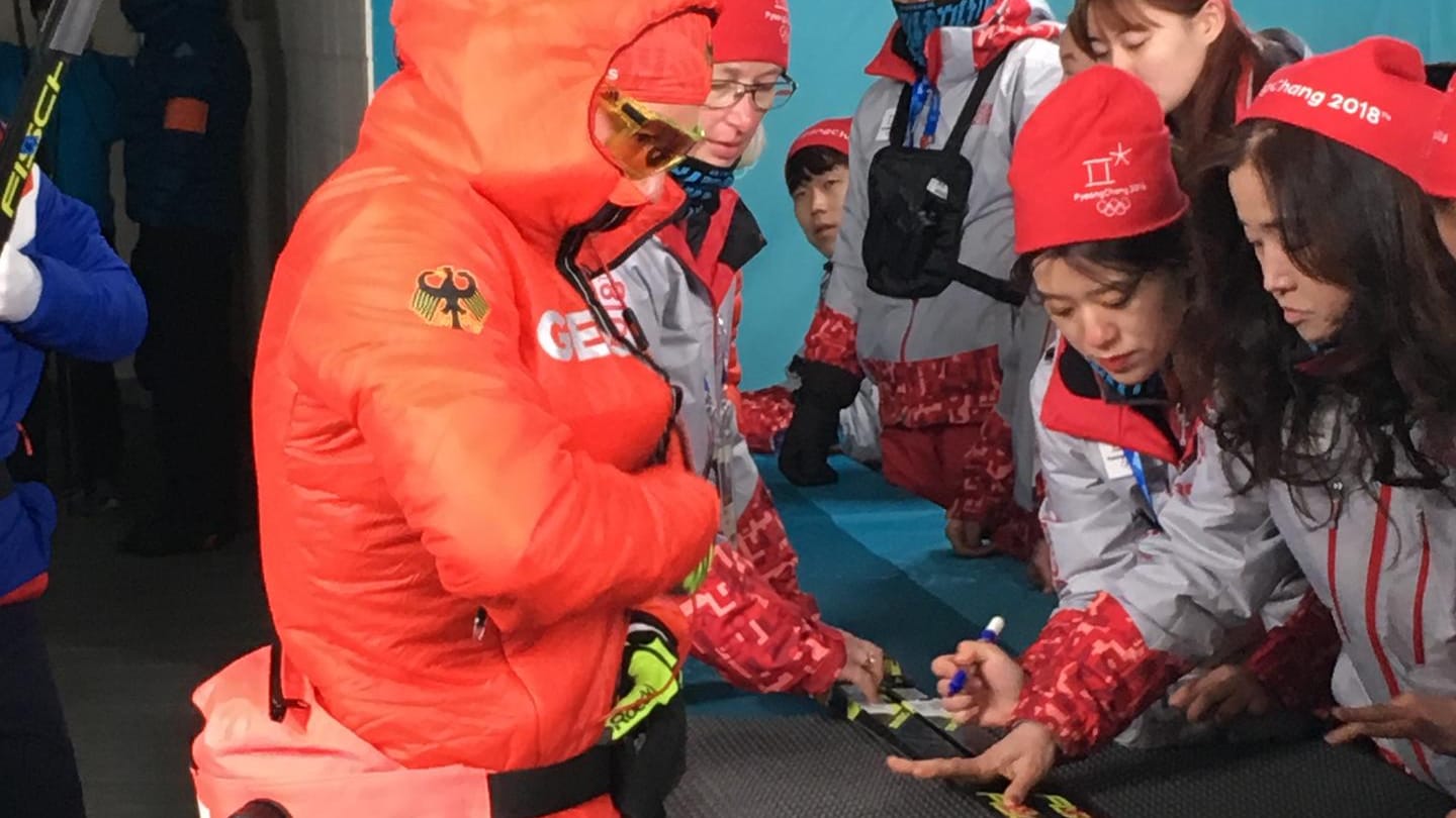 Laura Dahlmeier: Kurz vor dem Start lässt sie ihre Skier markieren.