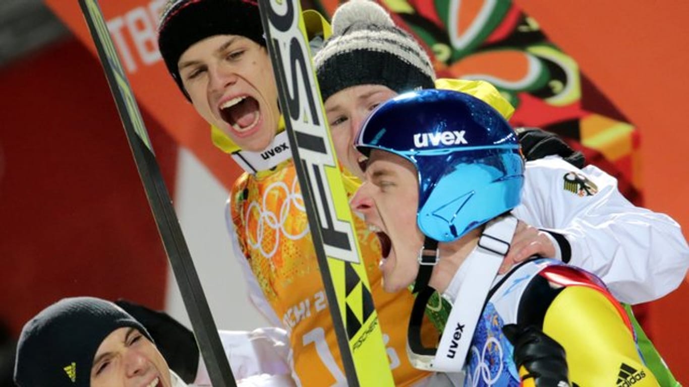 Die deutschen Skispringer jubeln nach ihrem Sieg im Mannschaftsspringen bei den Olympischen Winterspielen von Sotschi 2014.