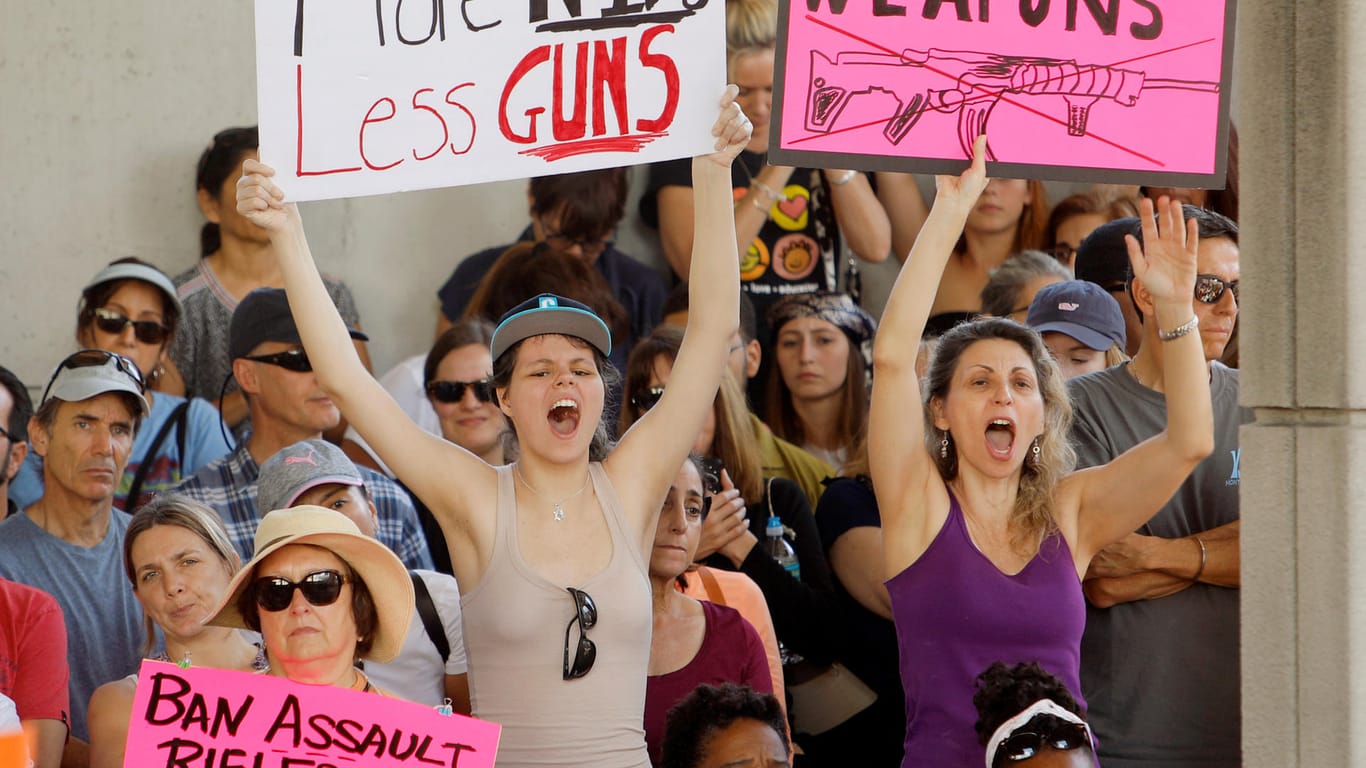 Drei Tage nach dem Amoklauf an der Marjory Stoneman Douglas High School in Florida protestieren Demonstranten in Fort Lauderdale, Florida, für strengere Waffengesetze.
