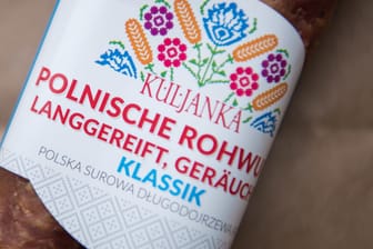 Polnische Rohwurst aus Schweinefleisch: Der Discounter Lidl gerät wegen ihres Verkaufs in Kritik.