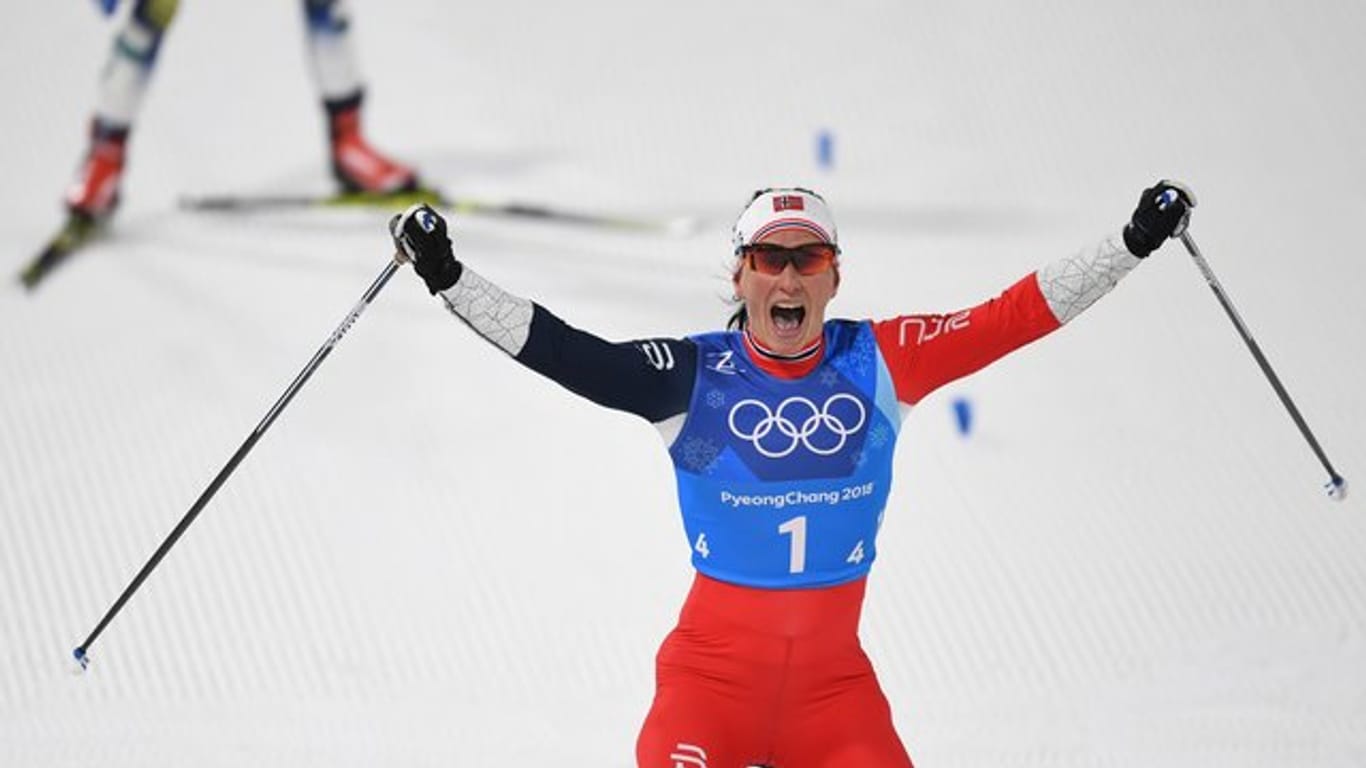 Marit Björgen aus Norwegen bejubelt ihren siebten Olympiasieg ihrer Karriere.