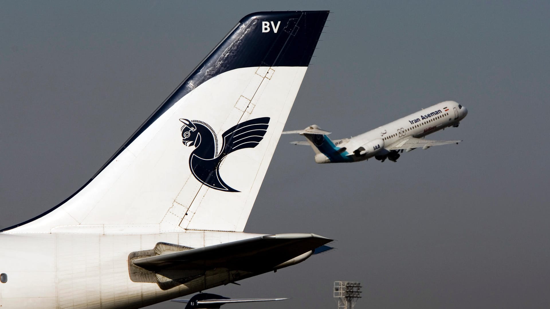 Eine Maschine der iranischen Aseman Airlines hebt vom Flughafen Teheran ab (Symbolbild) Eine Maschine der iranischen Aseman Airlines hebt vom Flughafen Teheran ab (Symbolbild)