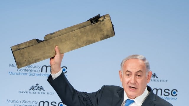 Benjamin Netanjahu, Ministerpräsident von Israel, spricht hält ein Stück einer abgeschossenen Drohne hoch. Benjamin Netanjahu, Ministerpräsident von Israel, spricht hält ein Stück einer abgeschossenen Drohne hoch.