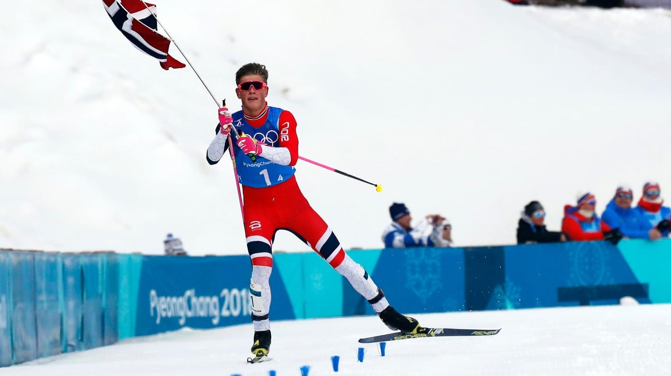 Norwegens Johannes Hoesflot Klaebo: Durch Gold in der Langlauf-Staffel ist Deutschland im Medaillenspiegel nur noch Zweiter.