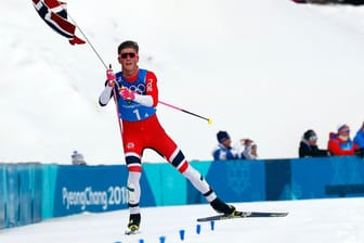 Norwegens Johannes Hoesflot Klaebo: Durch Gold in der Langlauf-Staffel ist Deutschland im Medaillenspiegel nur noch Zweiter.