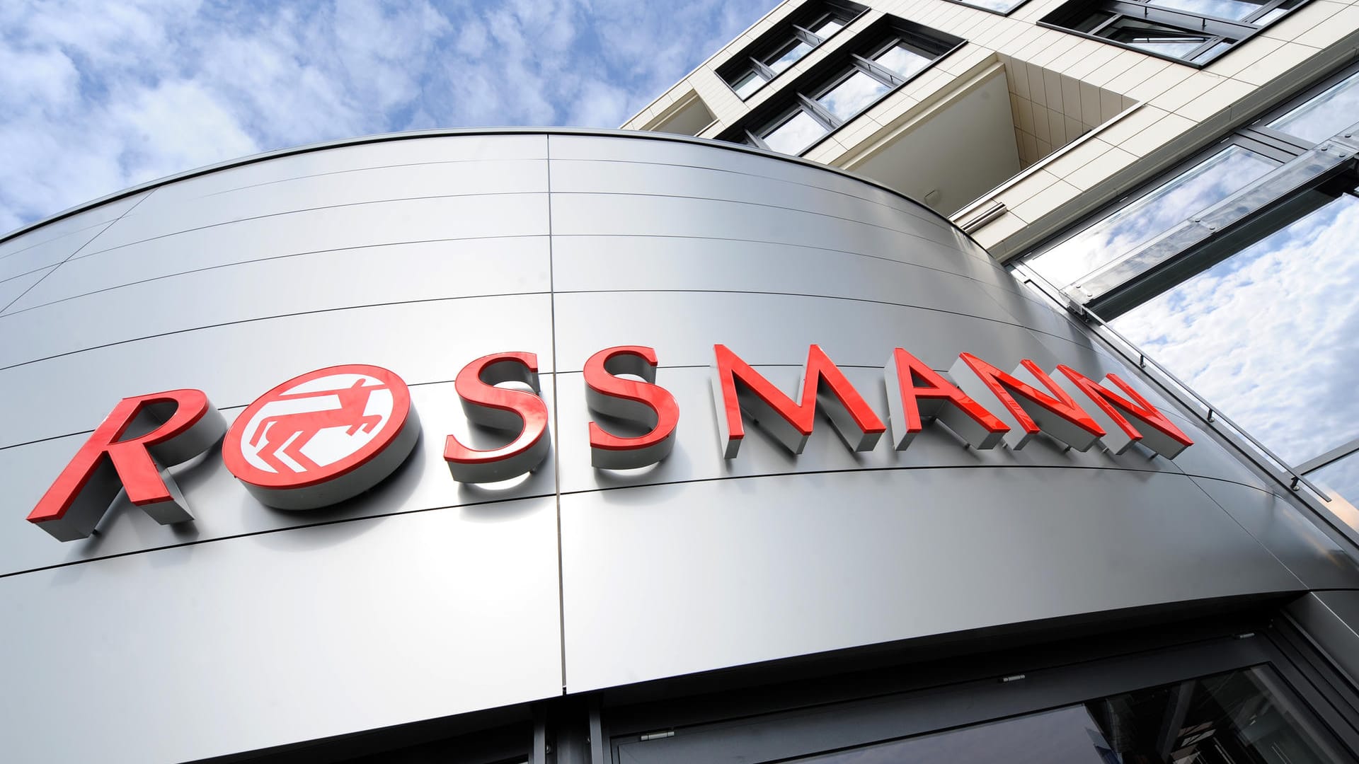 Rossmann-Logo: Die Drogeriekette ruft bundesweit ein Lebensmittel zurück.