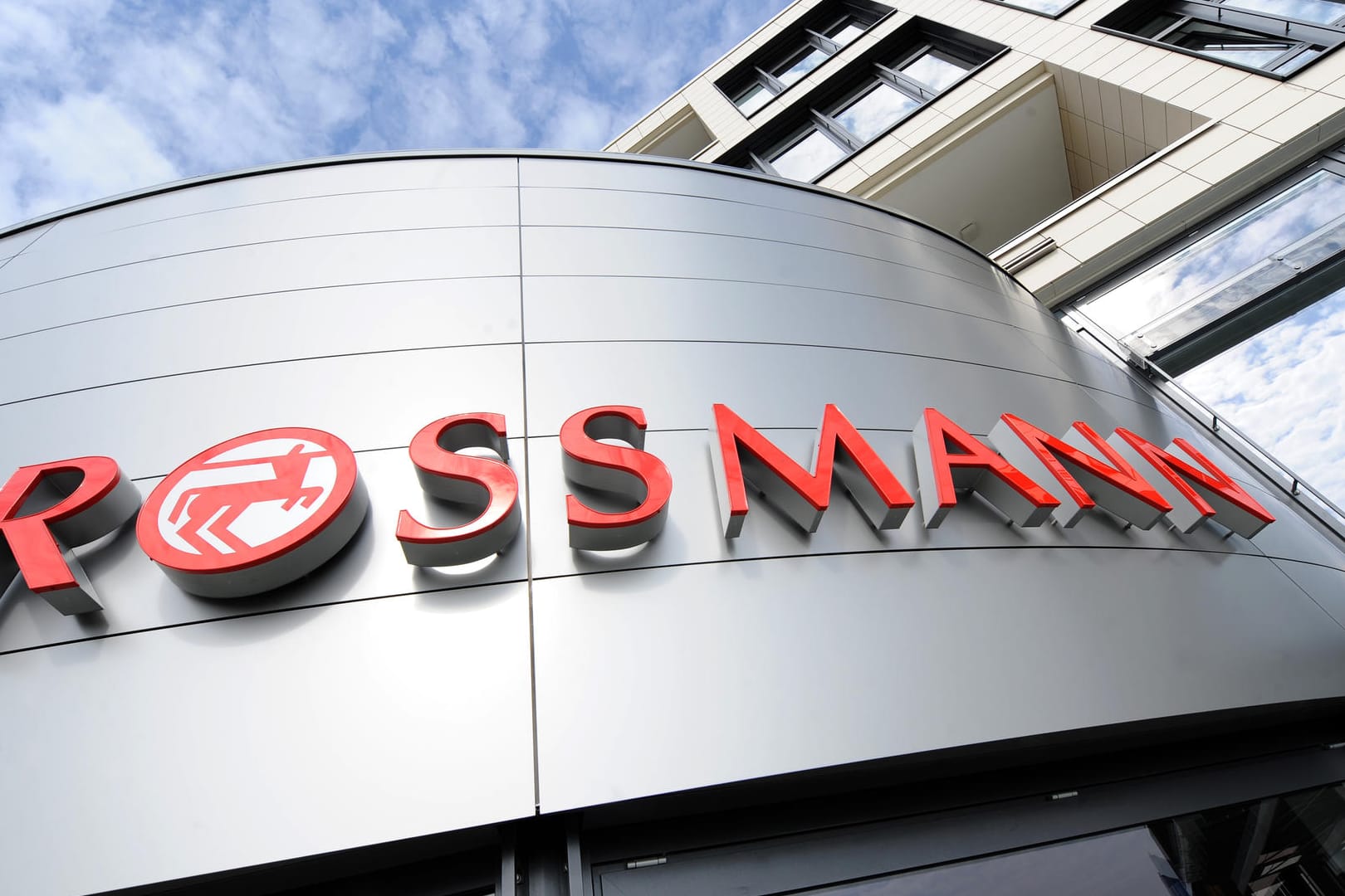 Rossmann-Logo: Die Drogeriekette ruft bundesweit ein Lebensmittel zurück.