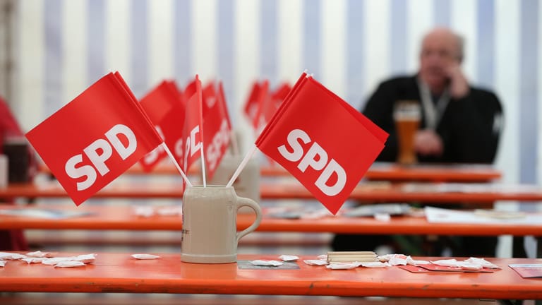 Inmitten eines Streits über eine mögliche neue große Koalition fällt die SPD in Umfragen immer weiter: SPD-Fähnchen auf einem Biertisch in Vilshofen (Bayern).