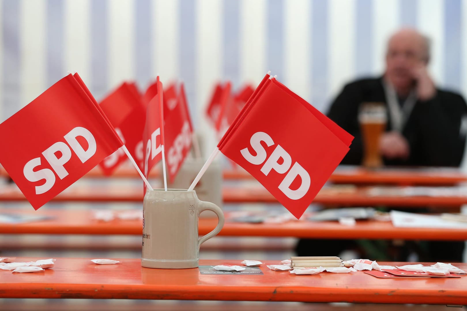 Inmitten eines Streits über eine mögliche neue große Koalition fällt die SPD in Umfragen immer weiter: SPD-Fähnchen auf einem Biertisch in Vilshofen (Bayern).