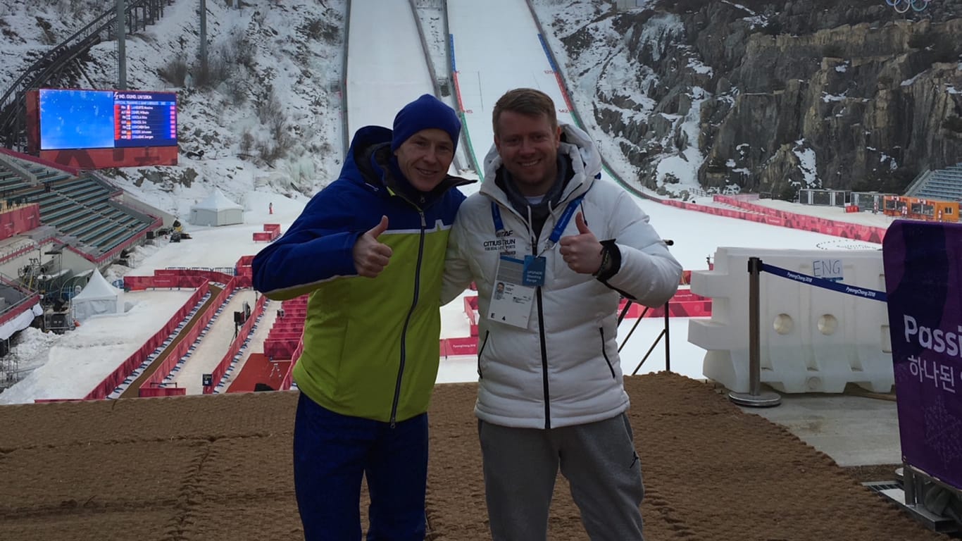 Andreas Goldberger (links) und t-online.de-Reporter Tobias Ruf an der Olympiaschanze von Pyeongchang.