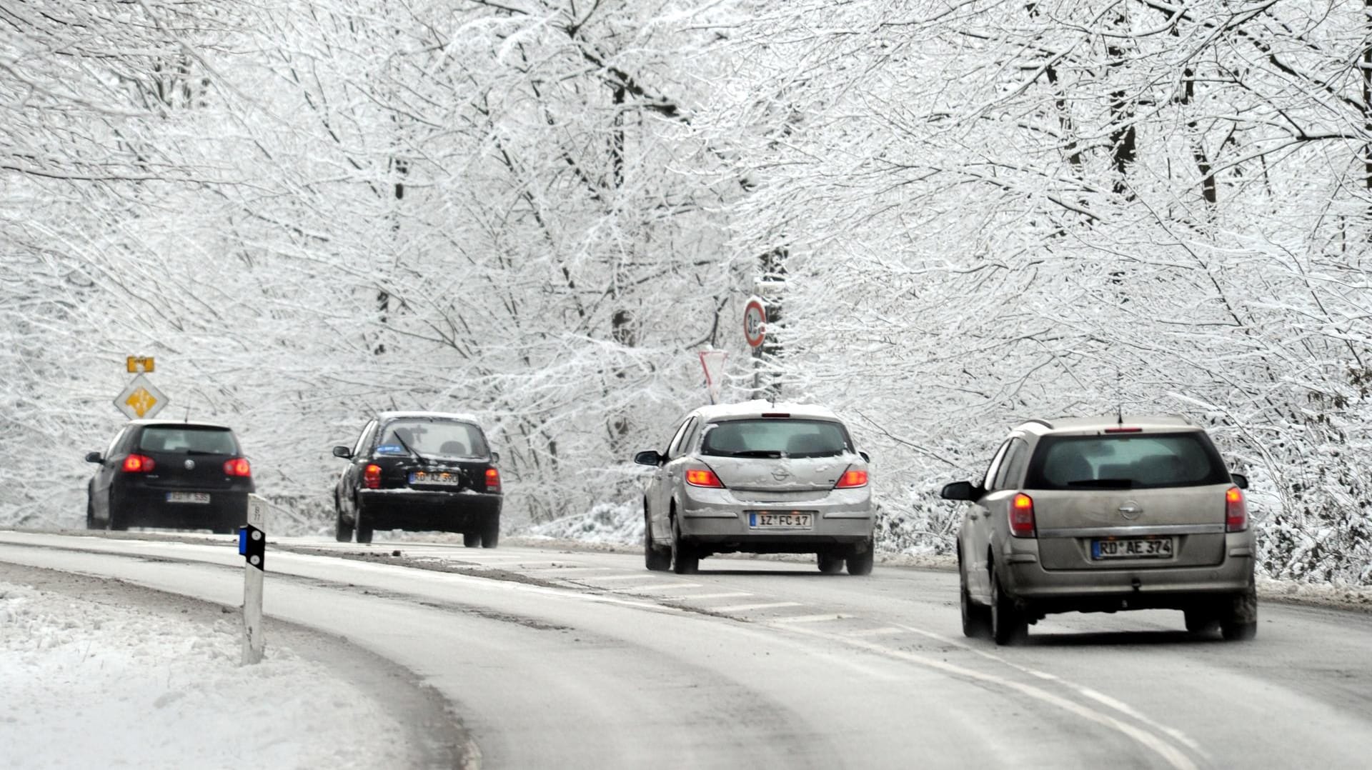 Glatte Straßen: Die schlechten Verkehsbedingungen sorgten am Wochenende für zahlreiche Unfälle im Südwesten Deutschlands.