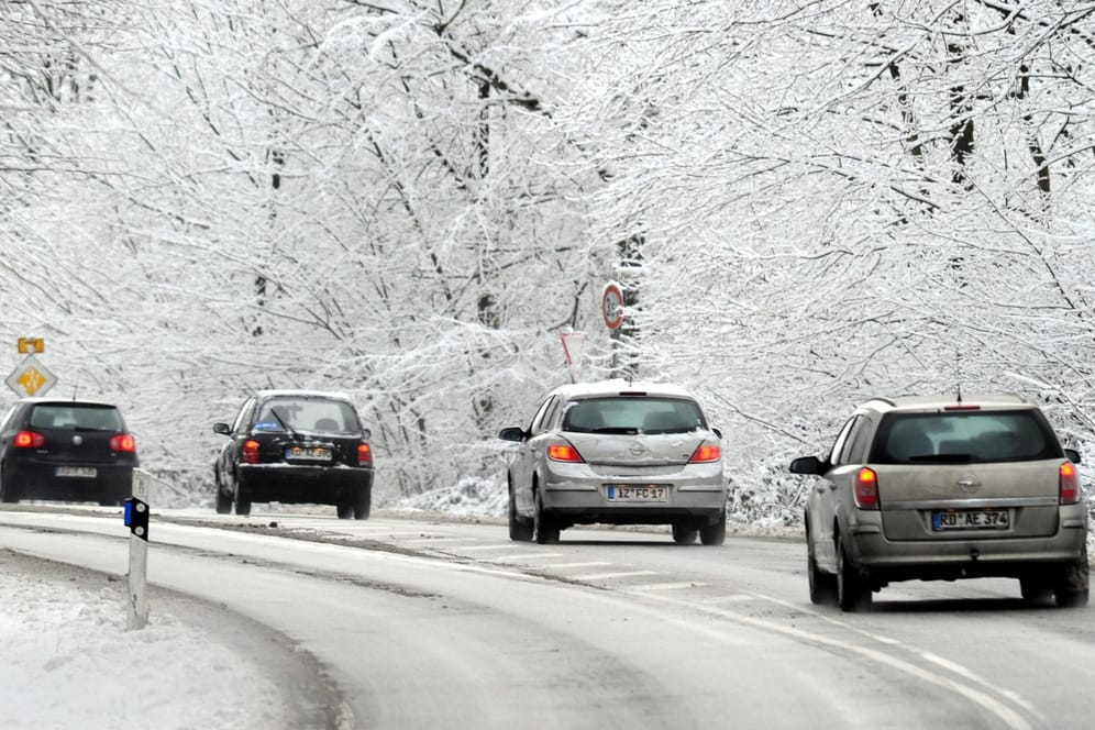 Glatte Straßen: Die schlechten Verkehsbedingungen sorgten am Wochenende für zahlreiche Unfälle im Südwesten Deutschlands.
