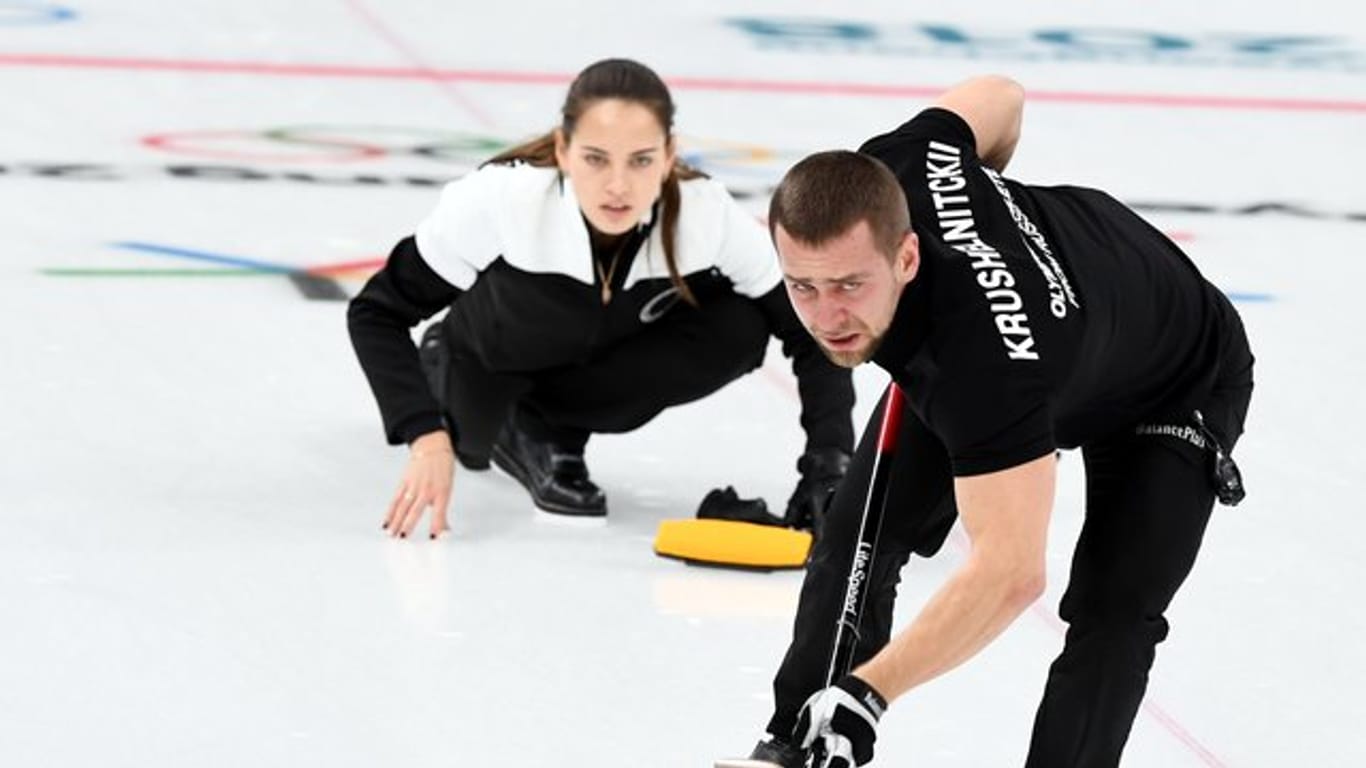 Alexander Kruschelnizki (r) vom Curling-Team "Olympische Athleten aus Russland".
