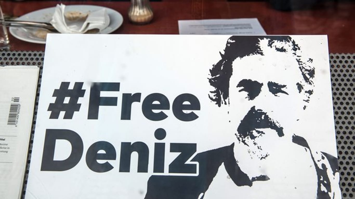 "#Free Deniz" steht auf einem Plakat in einem Schaufenster eines Restaurants.