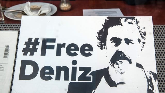 "#Free Deniz" steht auf einem Plakat in einem Schaufenster eines Restaurants. "#Free Deniz" steht auf einem Plakat in einem Schaufenster eines Restaurants.