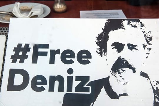 "#Free Deniz" steht auf einem Plakat in einem Schaufenster eines Restaurants.