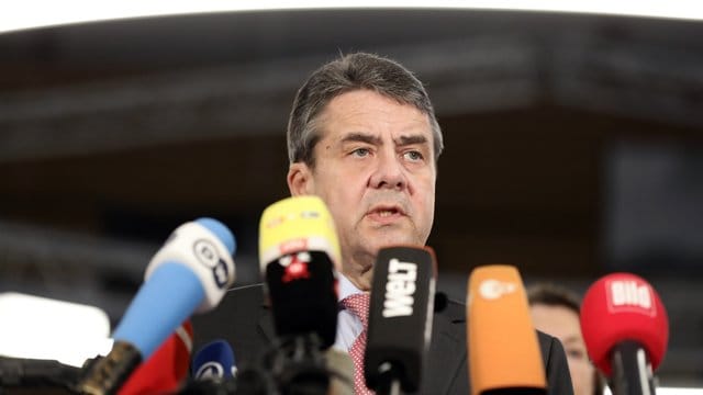 Sigmar Gabriel äußert sich auf einer Pressekonferenz im Newsroom der Zeitung "Die Welt" zur Freilassung von Deniz Yücel. Sigmar Gabriel äußert sich auf einer Pressekonferenz im Newsroom der Zeitung "Die Welt" zur Freilassung von Deniz Yücel.