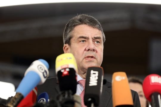 Sigmar Gabriel äußert sich auf einer Pressekonferenz im Newsroom der Zeitung "Die Welt" zur Freilassung von Deniz Yücel.