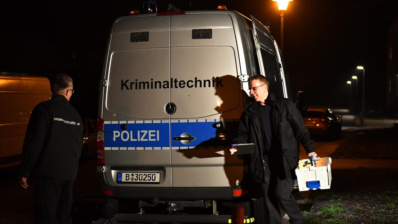 Ein Einsatzfahrzeug der Berliner Polizei. Auch wegen des Internetausfalls in mehreren Berliner Stadtteilen ermittelt jetzt die Kriminaltechnik.