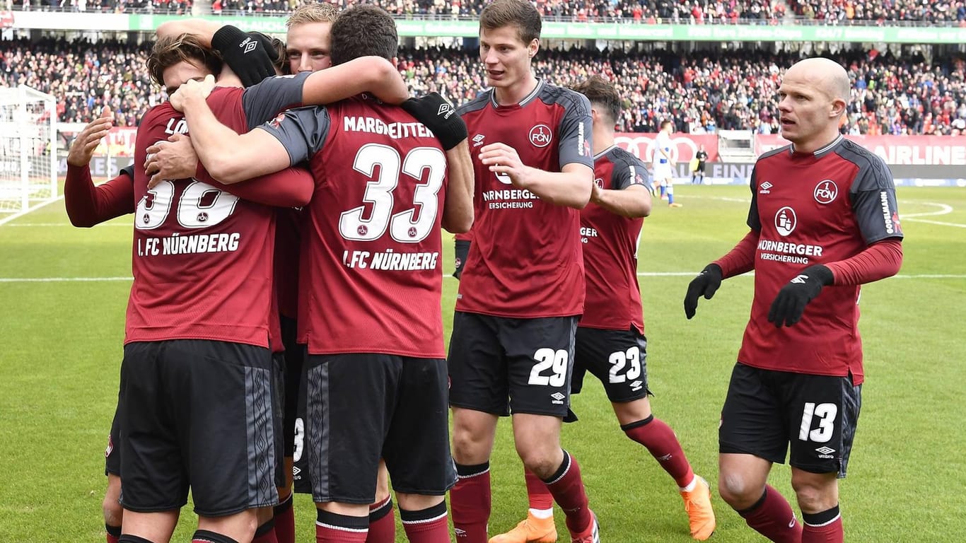 Jubel bei den Nürnbergern: Der "Club" ist neuer Tabellenführer der 2. Liga.