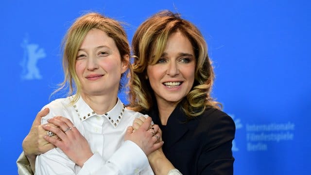 Die Schauspielerinnen Valeria Golino (r) und Alba Rohrwacher bei den 68.