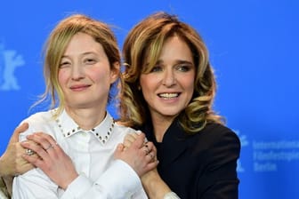 Die Schauspielerinnen Valeria Golino (r) und Alba Rohrwacher bei den 68.