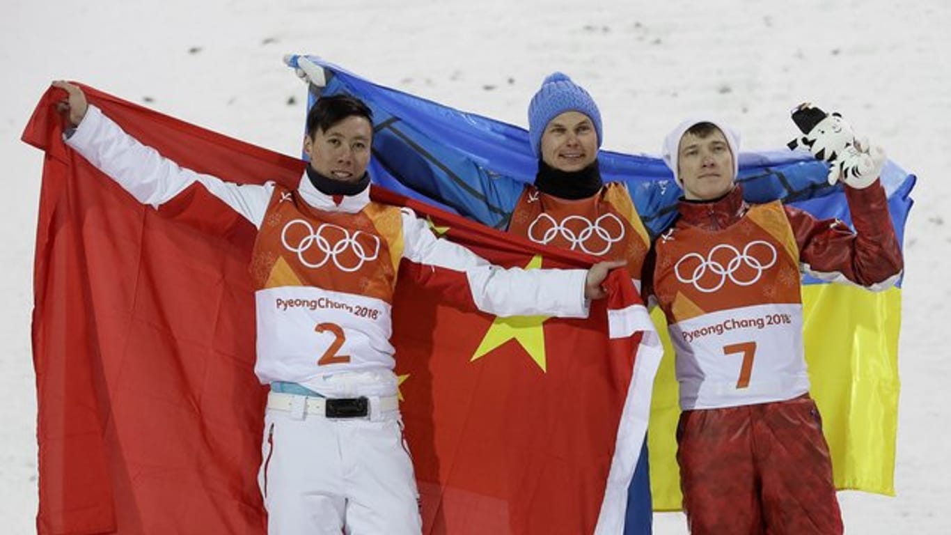 Sieger Alexander Abramenko aus der Ukraine steht zwischen Silbergewinner Jia Zongyang aus China und Ilia Burov vom Team "Olympischer Athleten aus Russland".