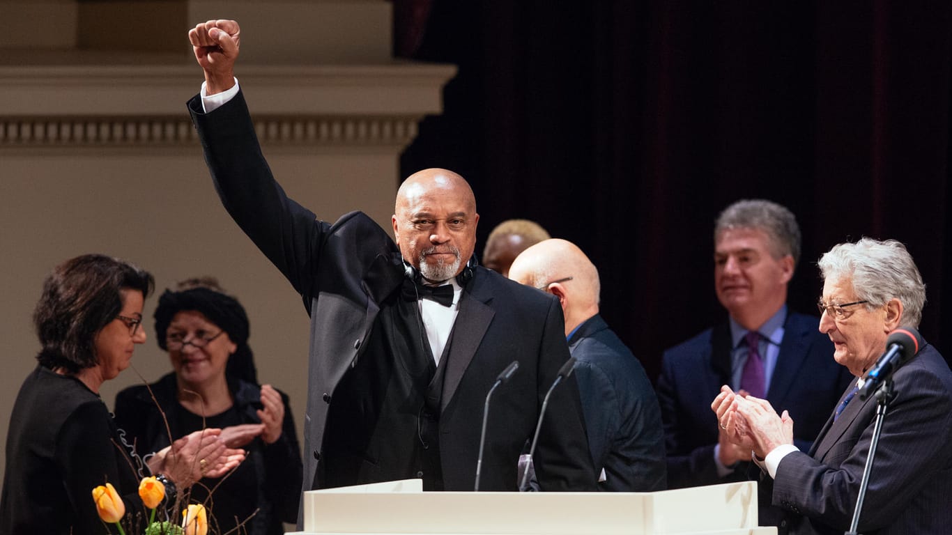 Auch nach 50 Jahren eine starke Geste: Tommie Smith streckt beim Dresdner Friedenspreis seine Faust in die Höhe.