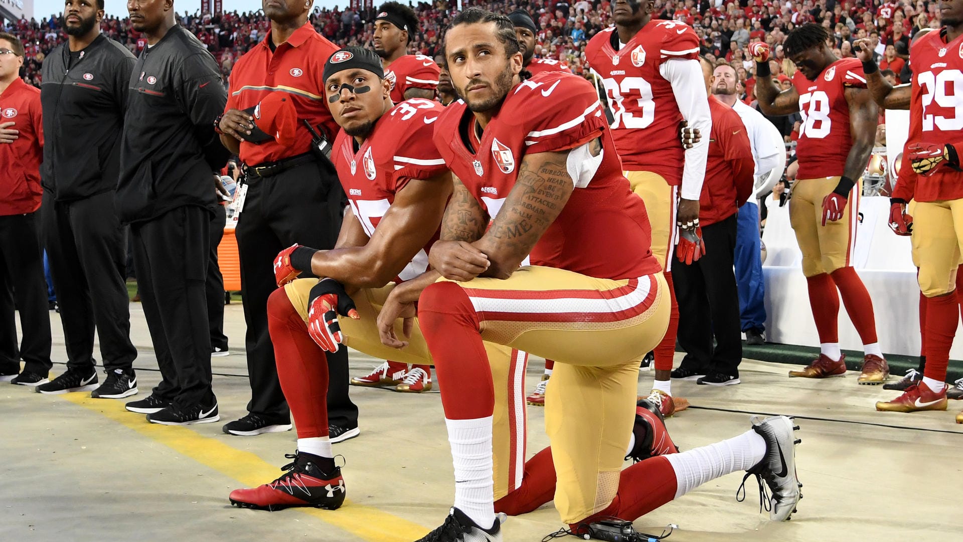 Colin Kaepernick und Eric Reid während die Nationalhymne abgespielt wird. Mit ihrer Geste protestierten sie gegen Polizeigewalt.