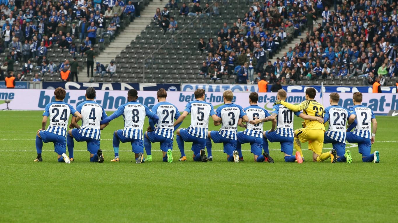 Die Hertha-Mannschaft knieend beim Spiel gegen Schalke 04. Mit dieser Geste zeigte sich der Verein solidarisch mit Spielern aus den USA.