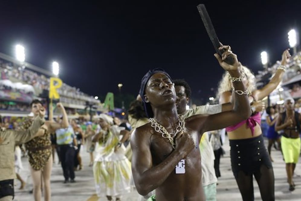 Mitglieder der Sambaschule Beija-Flor beim Karneval in Rio de Janeiro.