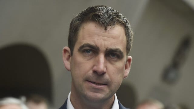 Brendan Cox, Ehemann der ermordeten britischen Politikerin Jo Cox, tritt von seinen Ämtern in zwei Wohltätigkeitsorganisationen zurück.