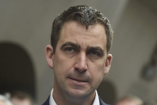 Brendan Cox, Ehemann der ermordeten britischen Politikerin Jo Cox, tritt von seinen Ämtern in zwei Wohltätigkeitsorganisationen zurück.