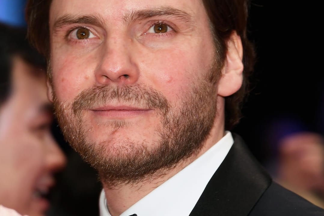 Daniel Brühl: Auf der Berlinale stellt er seinen aktuellen Film "7 Tage in Entebbe" vor.