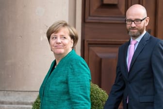 Angela Merkels Entscheidung zur raschen Wahl eines Nachfolgers von Peter Tauber wurde in der CDU auch als Zeichen an ihre parteiinternen Kritiker gewertet.