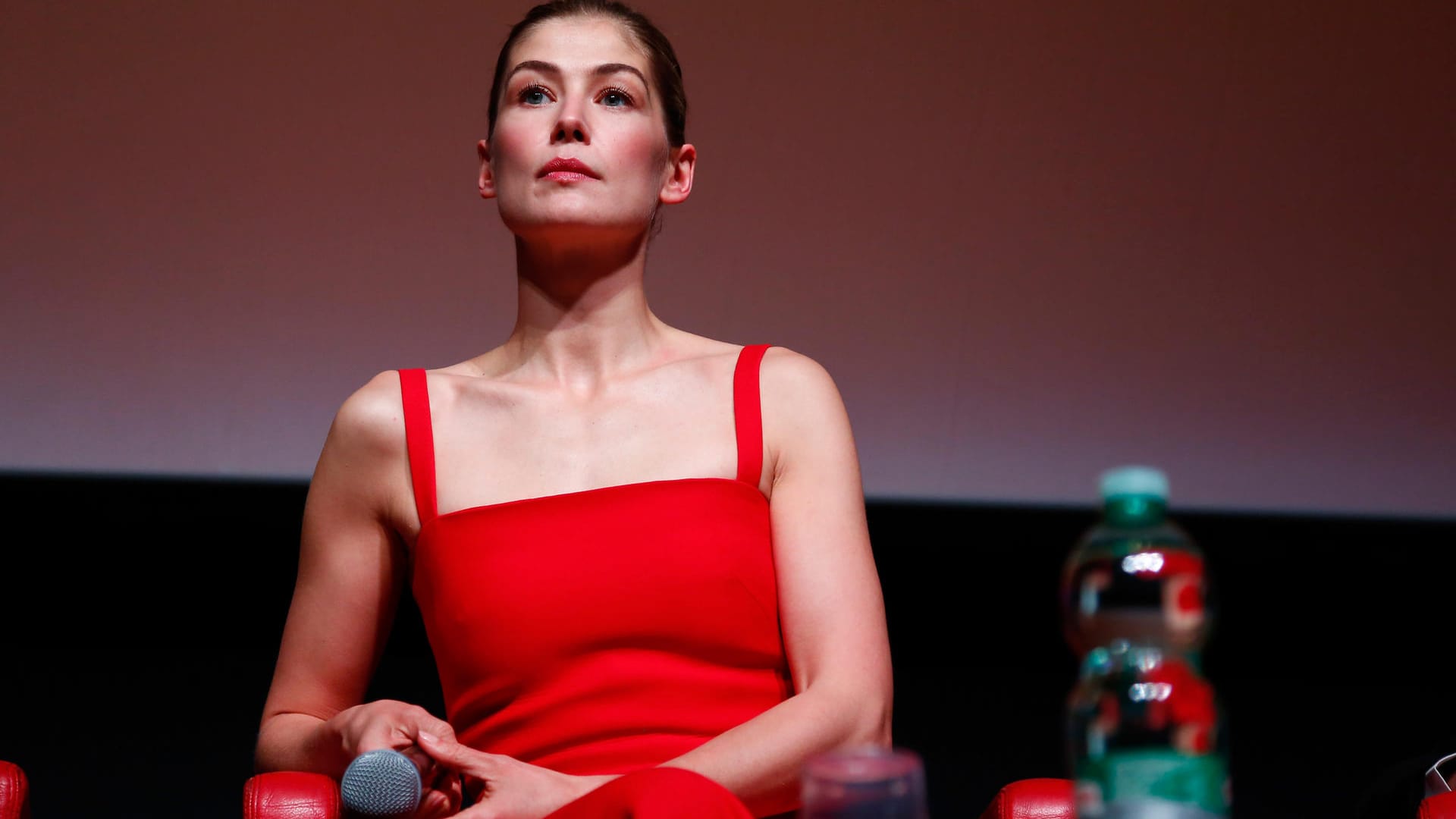 Rosamund Pike stammt aus Großbritannien.