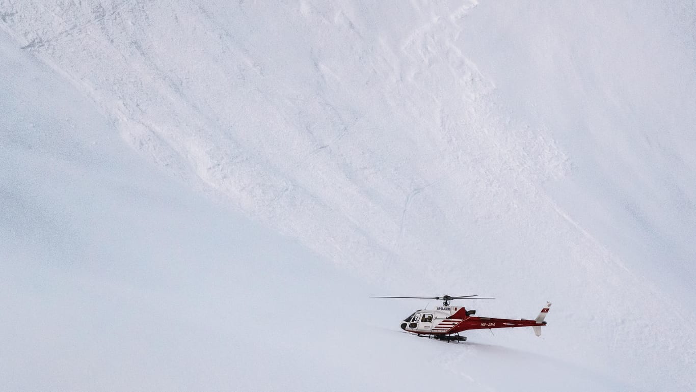 Lawinenunglück in der Schweiz: Mit einem Helikopter haben Einsatzkräfte zwei Menschen gerettet.