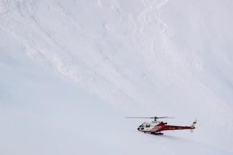 Lawinenunglück in der Schweiz: Mit einem Helikopter haben Einsatzkräfte zwei Menschen gerettet.