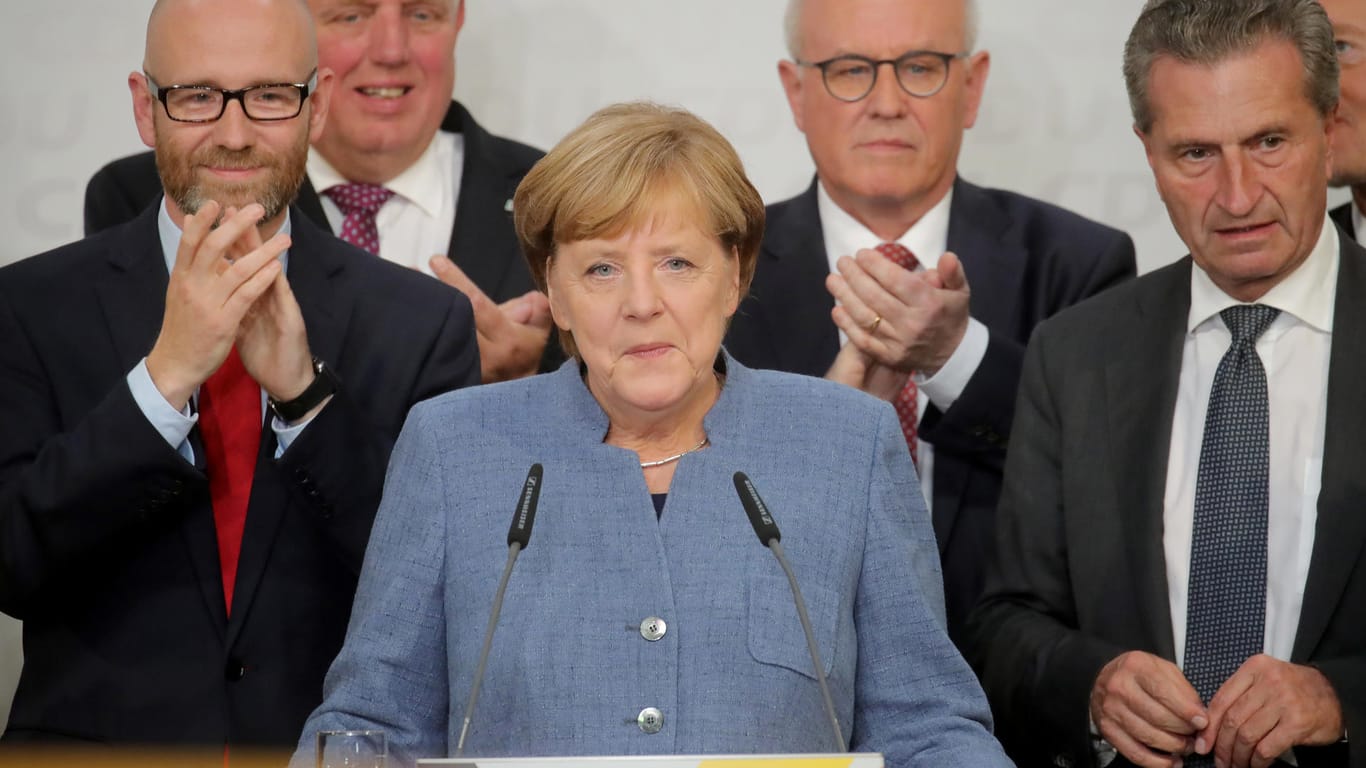 Merkel umgeben von Parteifreunden: Viele fordern von der CDU-Vorsitzenden eine Verjüngung der Regierung und der Partei. Beides könnte jetzt beginnen.