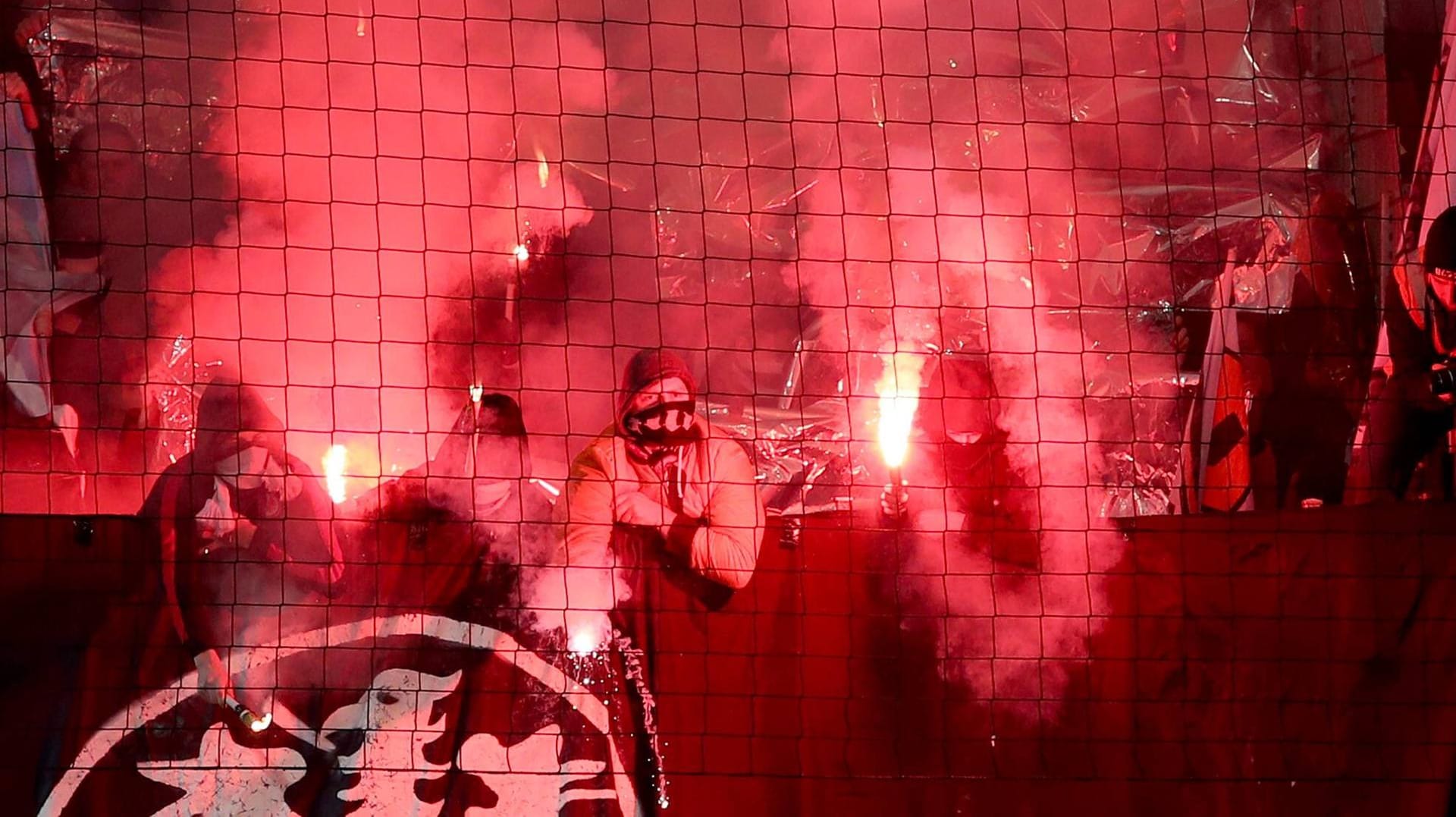Frankfurter Ultras beim Pokal-Spiel in Heidenheim: Für das Duell mit RB Leipzig haben sie neue Ausschreitungen angekündigt. Frankfurter Ultras beim Pokal-Spiel in Heidenheim: Für das Duell mit RB Leipzig haben sie neue Ausschreitungen angekündigt.