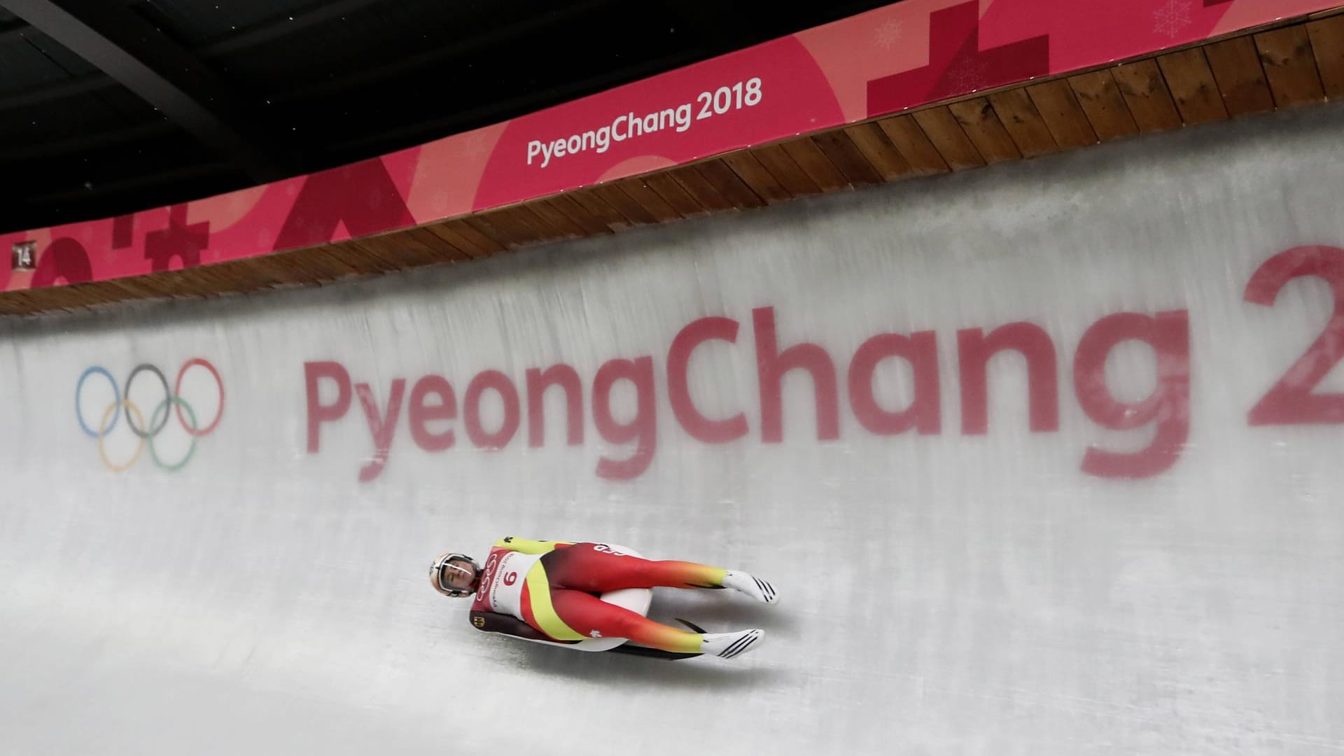 Erfolgreiche Rodlerin: Natalie Geisenberger bei ihrer Fahrt zu Olympia-Gold im Einzelwettbewerb. Dank der Bundespolizei kann sie sch voll auf den Sport konzentrieren.