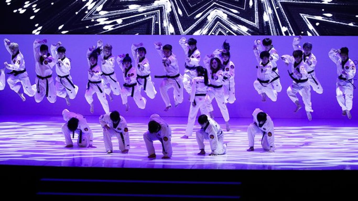 Im Vorprogramm der Eröffnungszeremonie für die Winterspiele in Pyeongchang traten Taekwondo-Kämpfer auf.