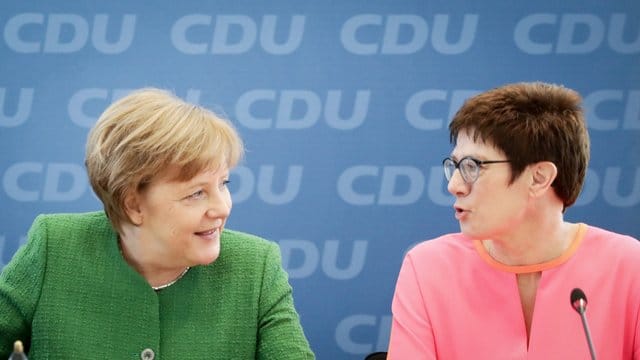 Bundeskanzlerin Angela Merkel hat Annegret Kramp-Karrenbauer als künftige Generalsekretärin vorschlagen. Bundeskanzlerin Angela Merkel hat Annegret Kramp-Karrenbauer als künftige Generalsekretärin vorschlagen.