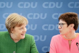 Bundeskanzlerin Angela Merkel hat Annegret Kramp-Karrenbauer als künftige Generalsekretärin vorschlagen.