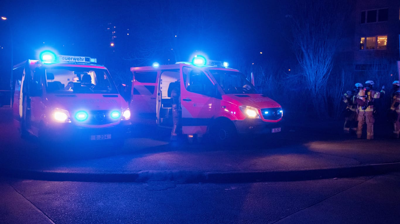Einsatzfahrzeuge der Feuerwehr stehen am Sonntag (18.02.18) mit eingeschaltetem Blaulicht an einem Hochhaus an der Landsberger Allee in Berlin: Dort brannte es in den vergangenen fünf Tagen insgesamt vier Mal.
