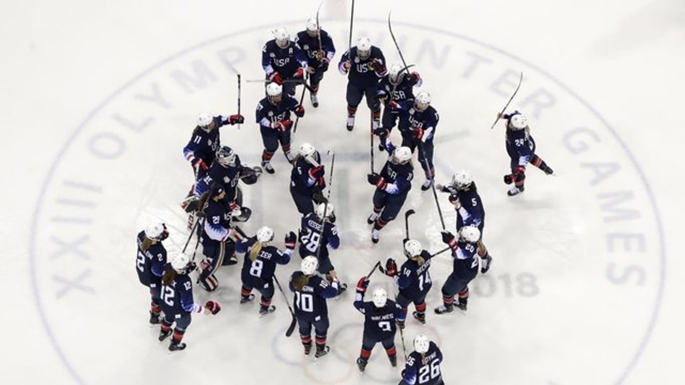 Die Eishockey-Spielerinnen der USA feiern den Sieg gegen das Team aus Finnland im Halbfinale.